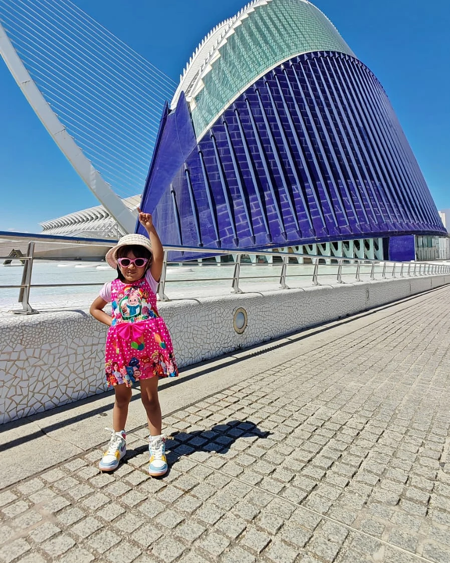 Danae Ramírez en un plano abierto de una sesión exterior