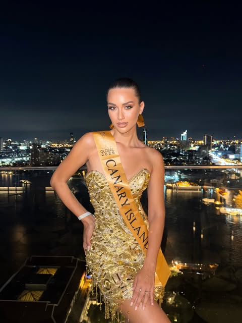 Sara Jane Cicero con banda de Canary Islands durante Miss Global 2026 en Bangkok