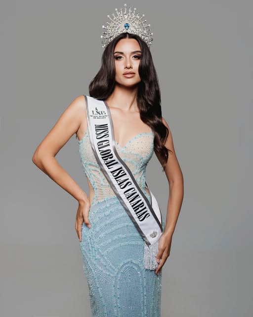 Sara Jane Cicero con la banda de Miss Global Islas Canarias